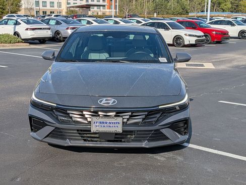 Used 2025 Hyundai Elantra Limited FWD image 8