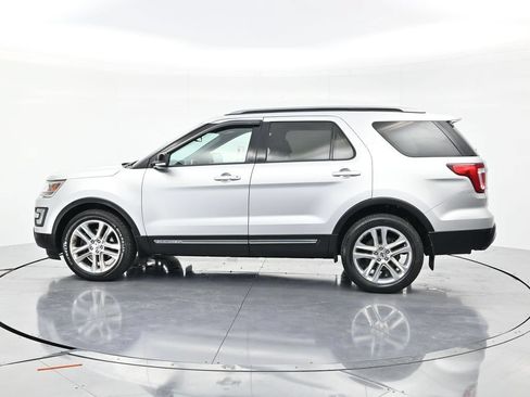 Used 2017 Ford Explorer XLT w/ Equipment Group 202A AWD/4WD image 8