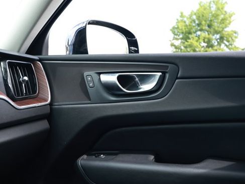 Used 2023 Volvo XC60 B5 Plus FWD image 27