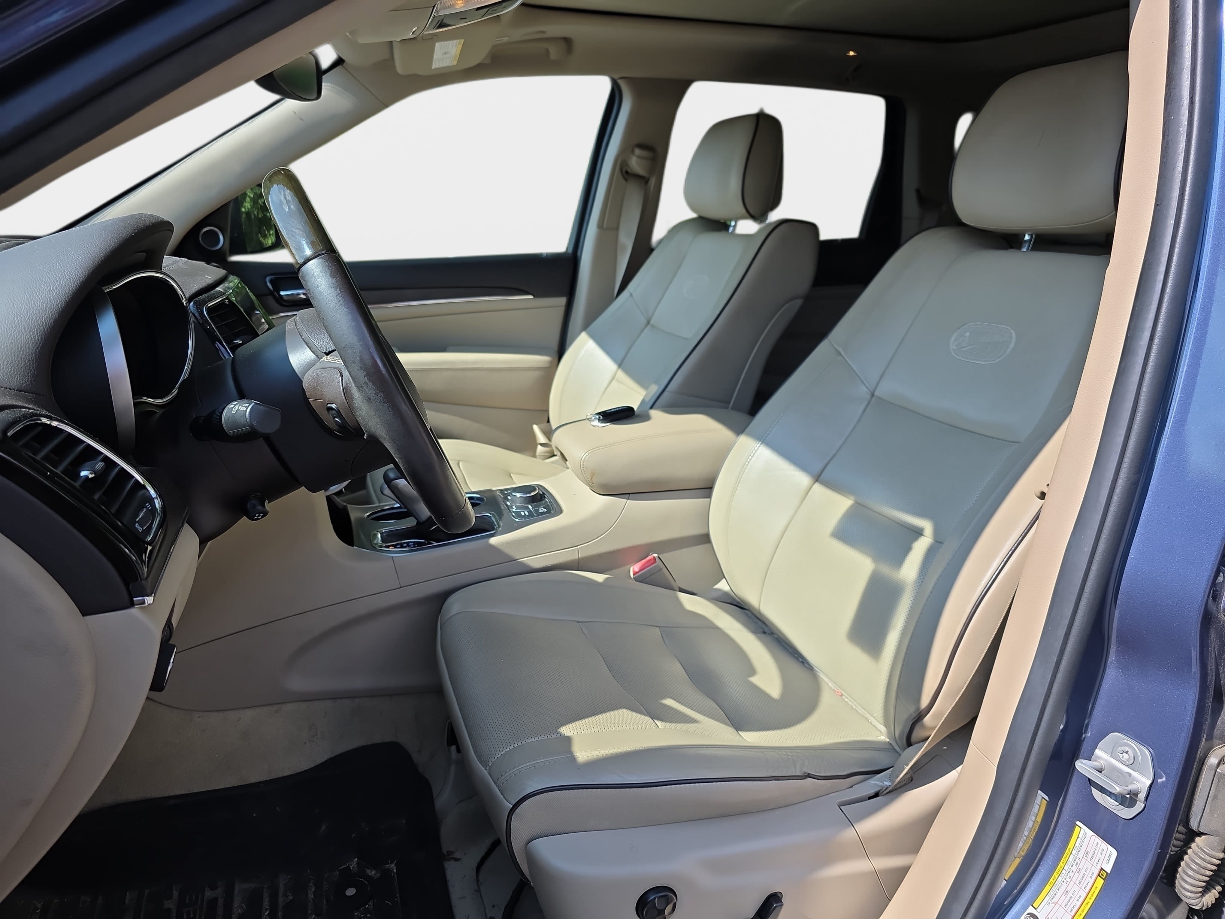 Used 2020 Jeep Grand Cherokee Overland AWD/4WD image 5