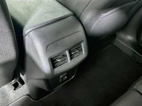 Used 2023 Chevrolet Equinox LT FWD image 28