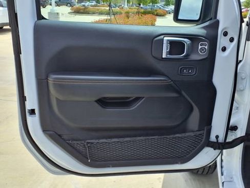 Used 2025 Jeep Wrangler Sahara image 13