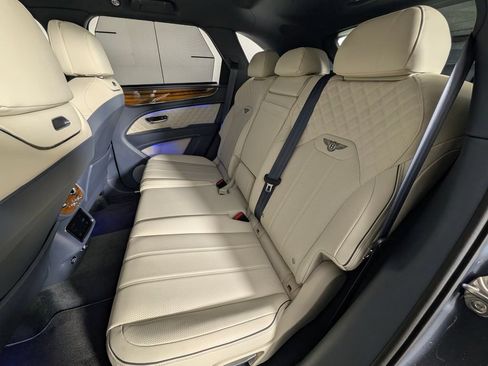 Used 2022 Bentley Bentayga AWD/4WD image 24