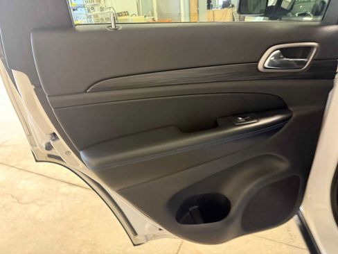 Certified 2019 Jeep Grand Cherokee Laredo AWD/4WD image 24