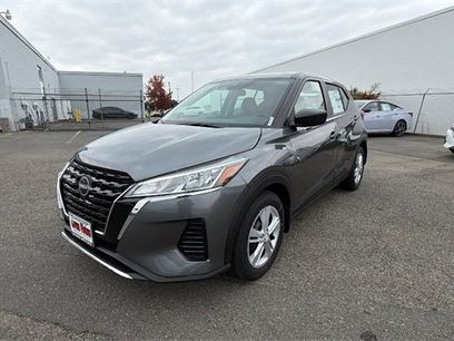 New 2025 Nissan Kicks Play S