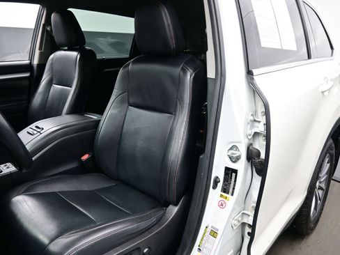 Used 2019 Toyota Highlander XLE AWD/4WD image 11