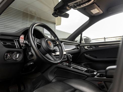 Certified 2023 Porsche Macan AWD/4WD image 4