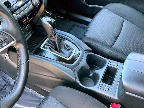 Used 2019 Nissan Rogue SV image 15