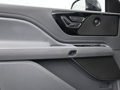 Used 2020 Lincoln Aviator Reserve AWD/4WD image 2