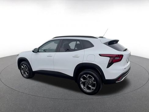 Used 2025 Chevrolet Trax LT FWD image 8
