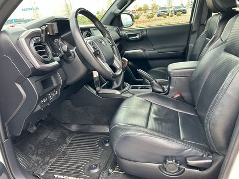 Used 2018 Toyota Tacoma TRD Sport w/ TRD Premium Sport Package AWD/4WD image 25