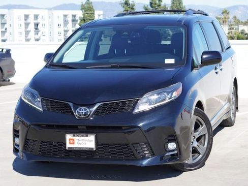 Used 2018 Toyota Sienna SE image 3