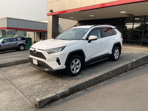 Certified 2020 Toyota RAV4 XLE w/ XLE Grade Weather Package AWD/4WD image 4