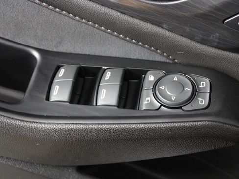 Used 2023 Chevrolet Traverse High Country FWD image 25