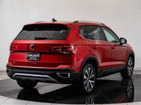 Used 2023 Volkswagen Taos SE w/ Panoramic Sunroof Package FWD image 10