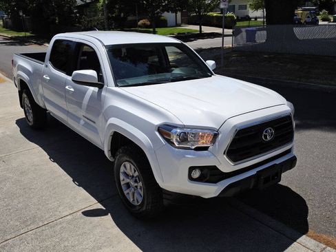 Used 2017 Toyota Tacoma SR5 AWD/4WD image 3