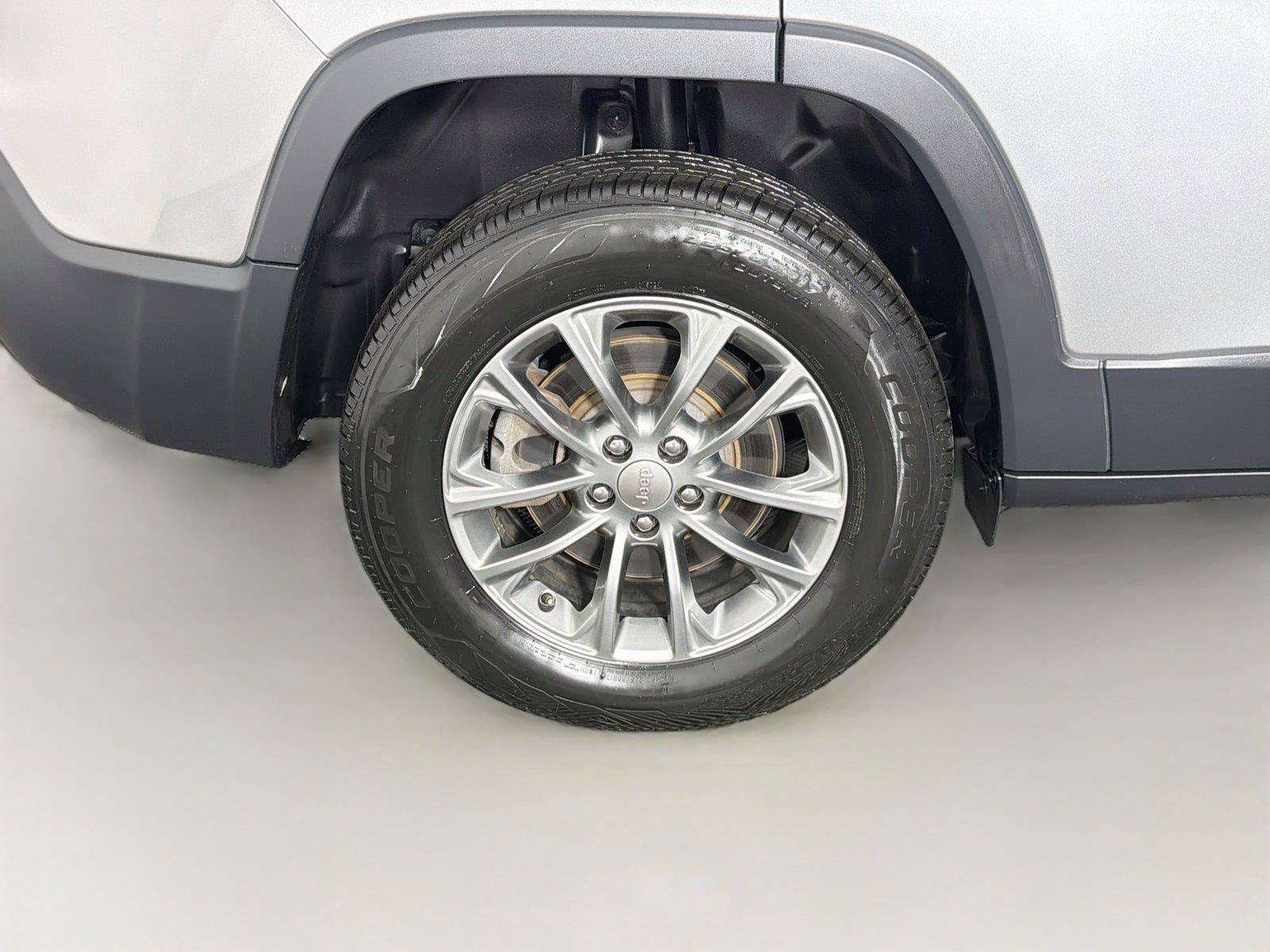 Used 2020 Jeep Cherokee Latitude Plus w/ Comfort/Convenience Group AWD/4WD image 32