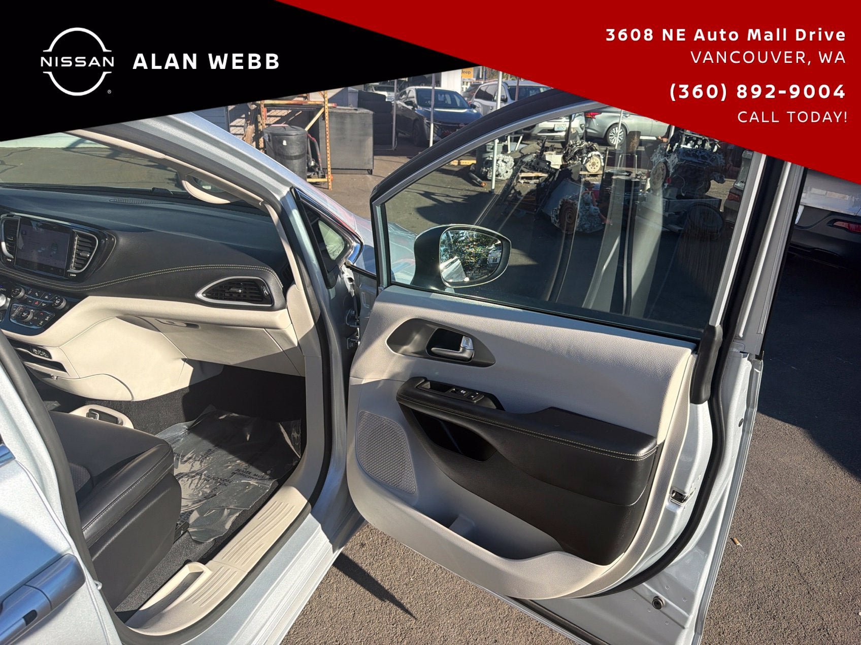 Used 2023 Chrysler Pacifica Touring-L FWD image 19