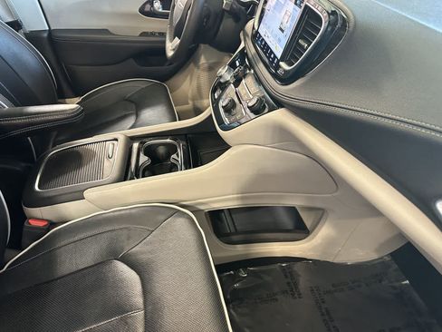 Used 2023 Chrysler Pacifica Limited FWD image 18