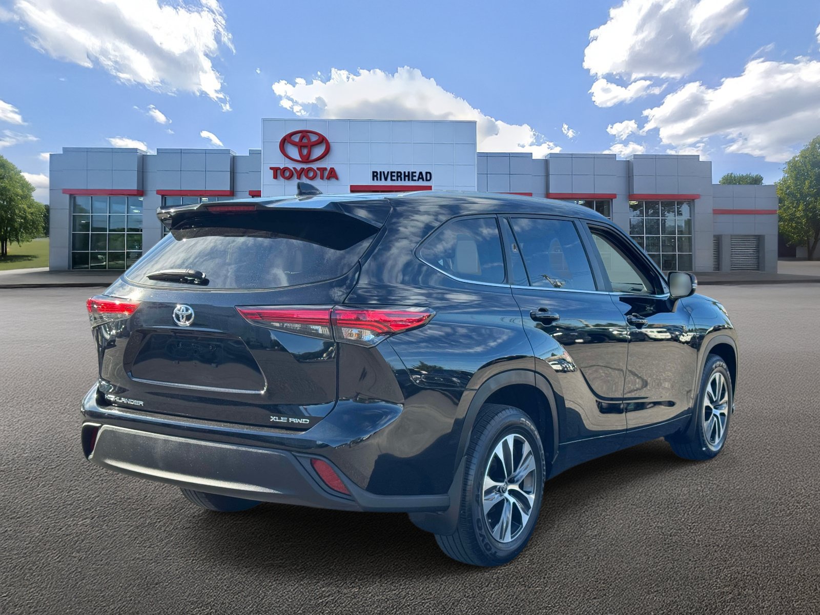 Used 2023 Toyota Highlander XLE AWD/4WD image 6