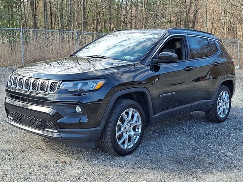 Used 2023 Jeep Compass Latitude image 3
