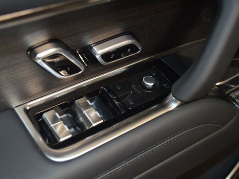 New 2026 Land Rover Range Rover SE image 18