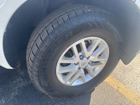 Used 2016 Nissan Frontier SV image 9