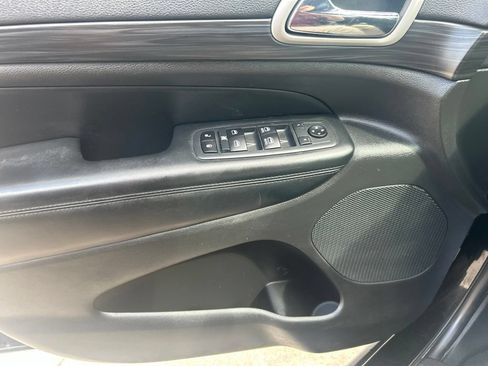 Used 2020 Jeep Grand Cherokee Laredo AWD/4WD image 18
