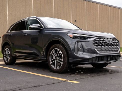 Used 2025 Audi Q5 Premium w/ Convenience Package image 2