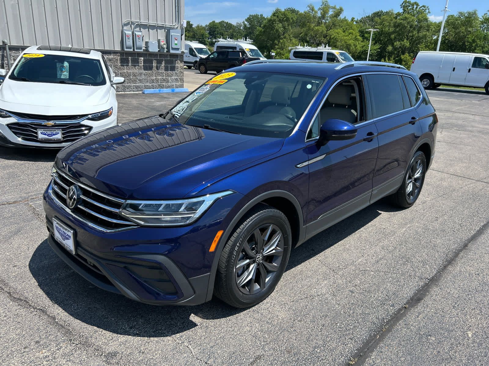 Used 2023 Volkswagen Tiguan SE w/ Panoramic Sunroof Package AWD/4WD image 7