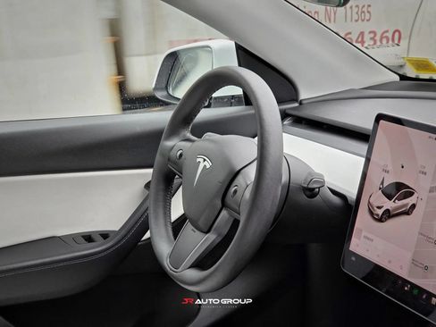 Used 2021 Tesla Model Y Long Range AWD/4WD image 11