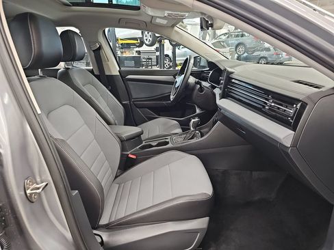 Used 2025 Volkswagen Jetta SE FWD image 10