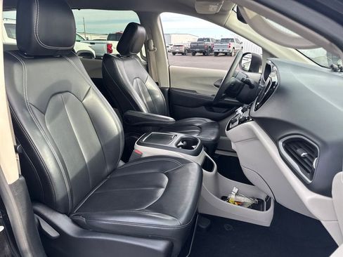Used 2023 Chrysler Pacifica Touring-L FWD image 10