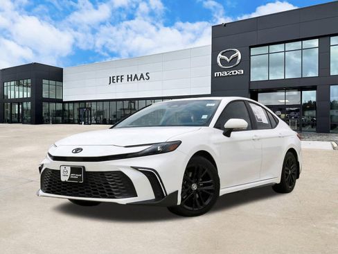 Used 2026 Toyota Camry SE FWD image 1