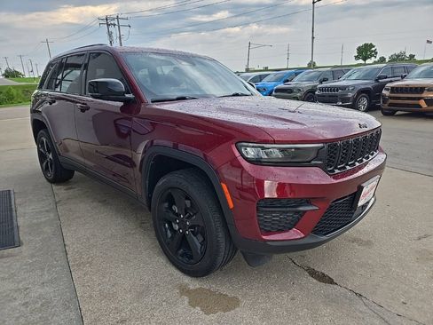 Used 2023 Jeep Grand Cherokee Altitude AWD/4WD image 12