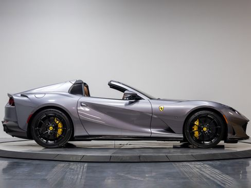 Used 2021 Ferrari 812 GTS image 19