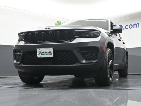 Used 2023 Jeep Grand Cherokee Altitude AWD/4WD image 7