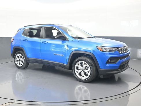 Used 2025 Jeep Compass Latitude AWD/4WD image 8