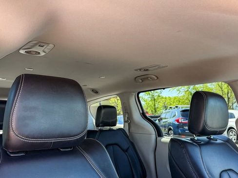 Used 2023 Chrysler Pacifica Touring-L FWD image 16