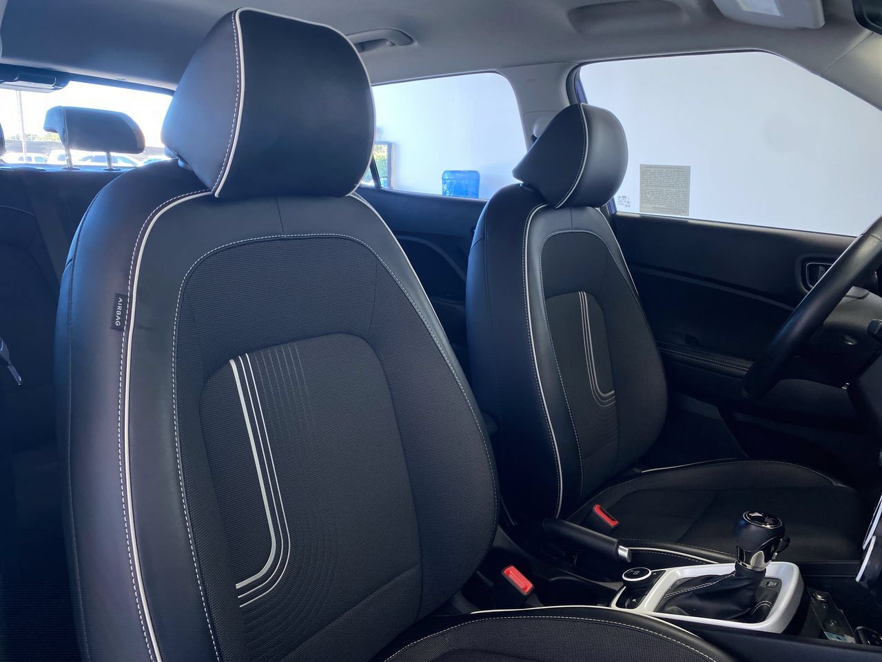Used 2023 Hyundai Venue Limited FWD image 30