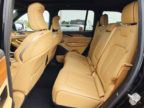Used 2024 Jeep Grand Cherokee Summit AWD/4WD image 14