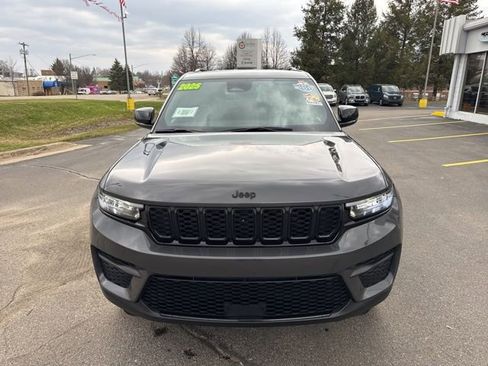 Certified 2025 Jeep Grand Cherokee Altitude AWD/4WD image 8