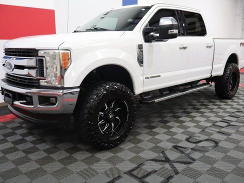 Used 2019 Ford F250 XLT w/ XLT Premium Package AWD/4WD image 3