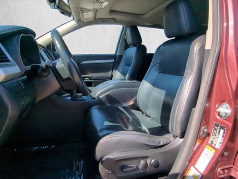 Used 2016 Toyota Highlander XLE image 13