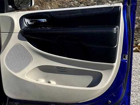 Used 2019 Dodge Grand Caravan SE w/ UConnect Hands-Free Group image 22