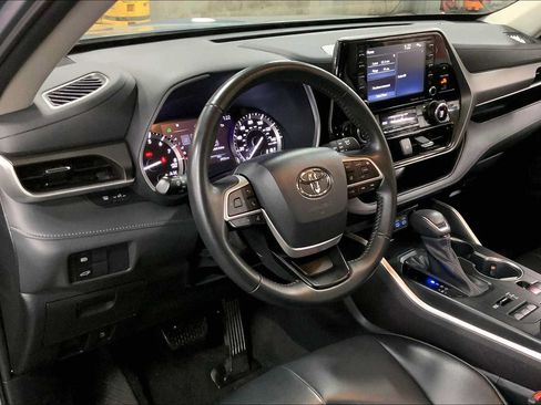 Used 2022 Toyota Highlander XLE AWD/4WD image 18