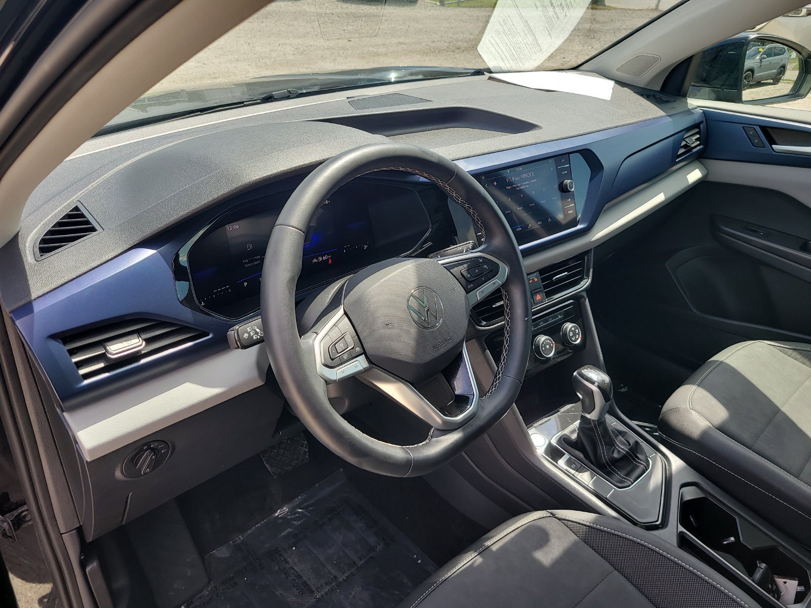 Used 2023 Volkswagen Taos SE w/ Panoramic Sunroof Package FWD image 18