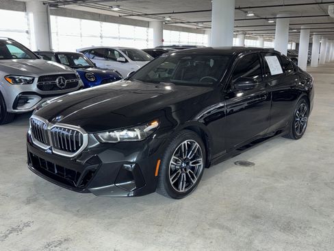 Used 2025 BMW 530i w/ M Sport Package RWD image 4