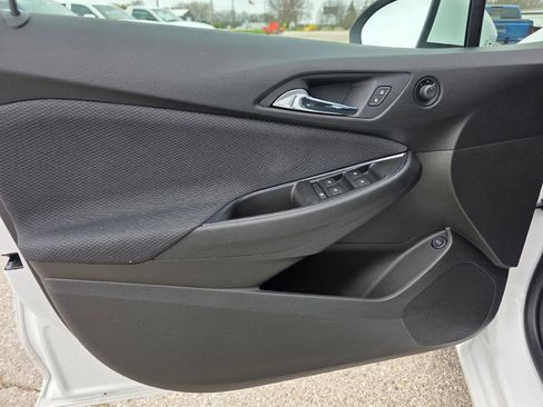 Used 2018 Chevrolet Cruze LT w/ Convenience Package image 9