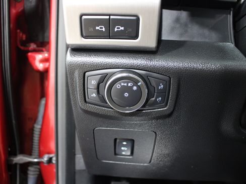 Used 2015 Ford F150 Platinum w/ Equipment Group 701A Luxury AWD/4WD image 9